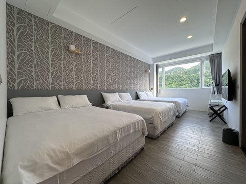 海之森山景六人房的三張床與樹枝圖騰壁面