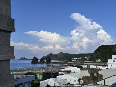跳浪海景四人房窗外的三峰岩與海岸線